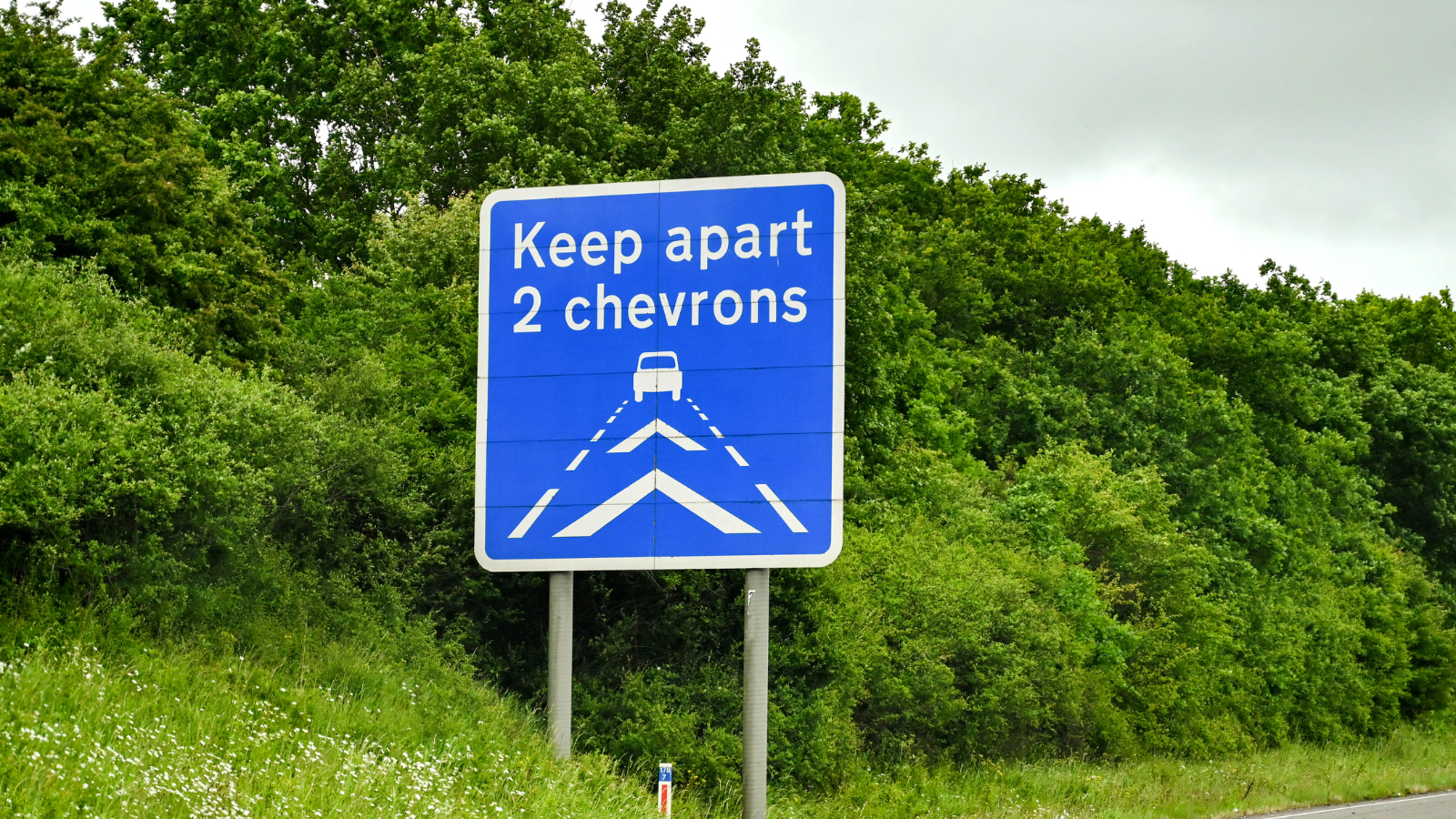 Blue motorway sign advising road users to maintain distance